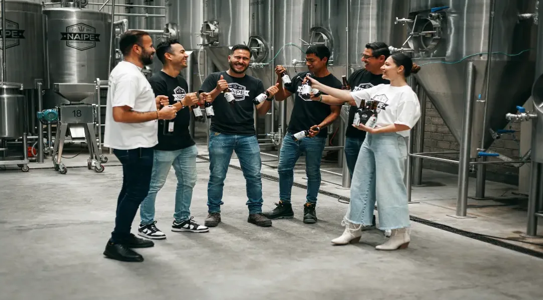 Equipo de Naipe brindando junto a los tanques