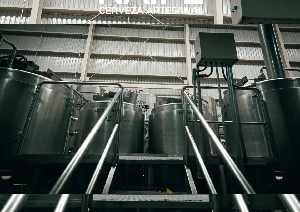 Tanques y pasarela de la cervecería