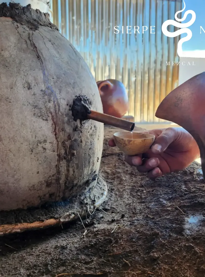 Destilación artesanal en olla de barro